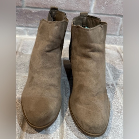 Boots​ - Picture 8 of 12